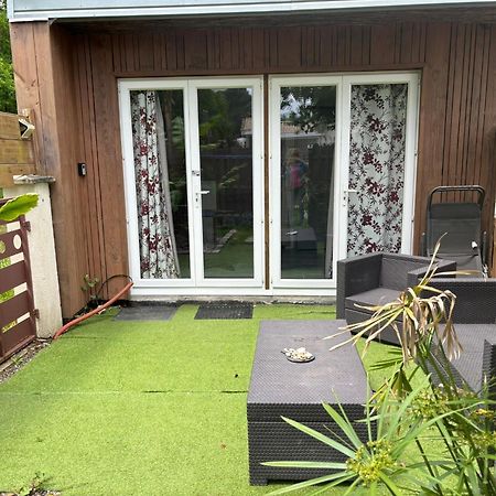Le Chalet Au Bord Des Pistes Cyclables Sainte-Helene  Exterior photo